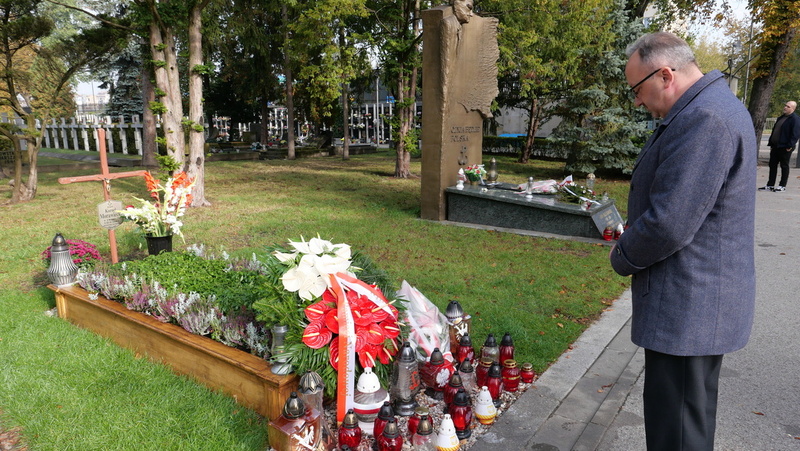 Prof. Karol Polejowski at the Kornel Morawiecki grave — Powązki Cemetery, Warsaw — 30 September 2022. Photo: Karolina Łuniewska (IPN)