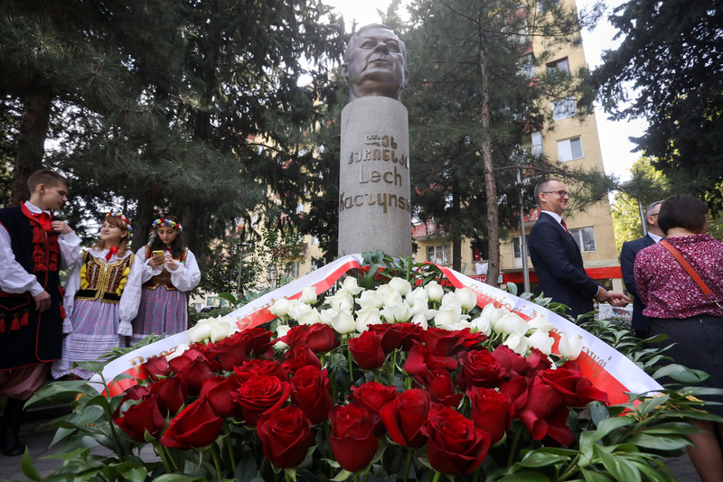 The IPN representatives laying flowers at the monument of President of Poland Lech Kaczyński in Tbilisi, 3 October 2022. Photo: Sławek Kasper (IPN)