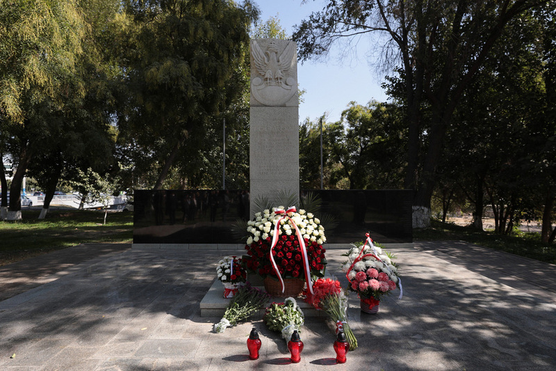 Laying flowers at the monument erected in honour of the soldiers of General Anders' Army – Tashkent, 4 October 2022. Photo: Mikołaj Bujak (IPN)