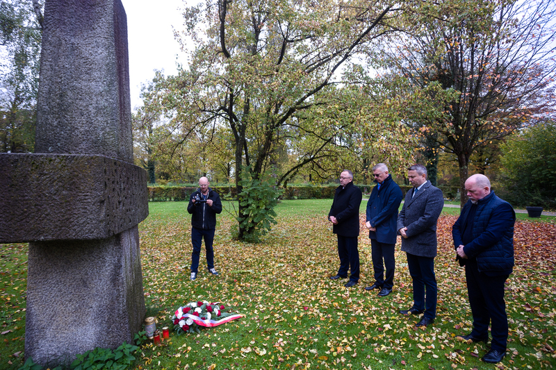 Perlacher Forst Cemetery - laying of flowers in the quarters covering the mass graves of Poles, victims of Dachau - October 15, 2022. photo Slawek Kasper (IPN)