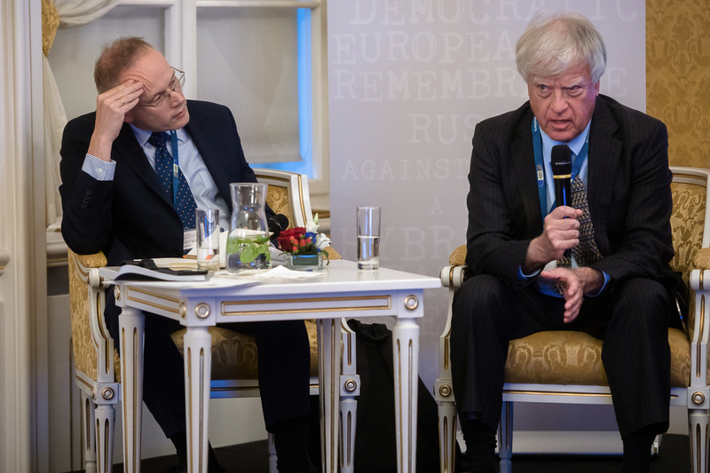 David Satter (right), author of the "Darkness at Dawn" and Łukasz Kamiński (left), Director of the Ossolineum Institute (Poland)