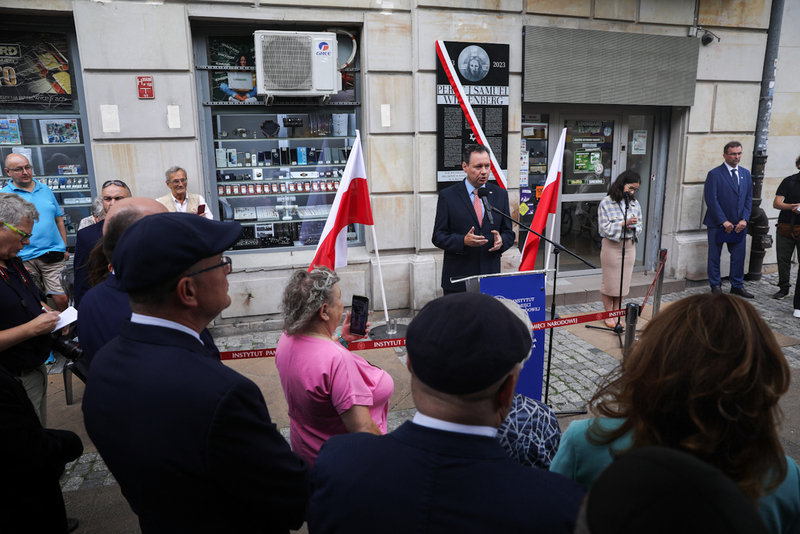 The official unveiling of a commemorative plaque devoted to Perec and Samuel Willenberg took place at 60 Marszałkowska Street in Warsaw, on 1 August 2023, the 79th anniversary of the outbreak of the Warsaw Uprising.