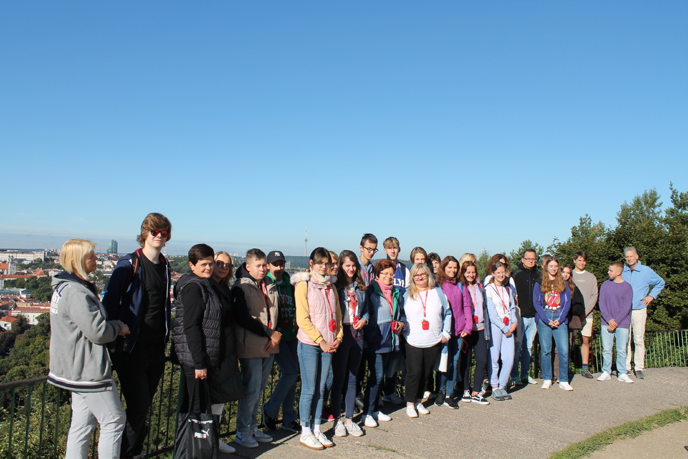 Uczestnicy wyjazdu na tle panoramy Wilna na Górze Trzech Krzyży. Fot. Sergiusz Kazimierczuk/ IPN