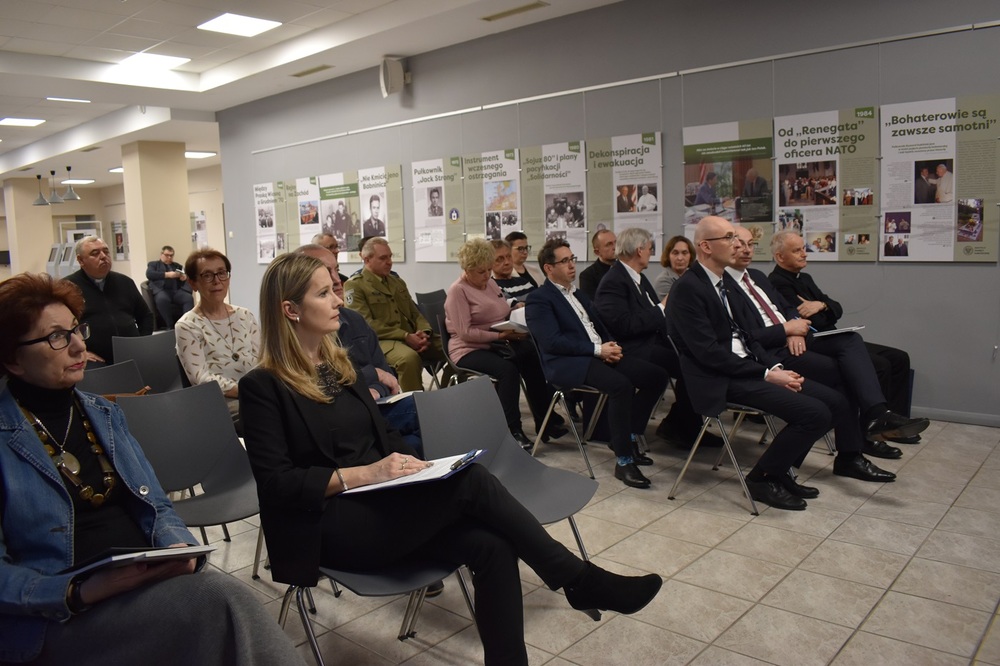 Dyskusja: Wokół niemieckiej zbrodni na rodzinie Ulmów z Markowej oraz pomocy świadczonej Żydom przez Polaków. Spojrzenie z różnych perspektyw