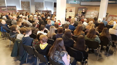 Przybyła publiczność wypełniła salę w Konsulacie RP w Grodnie
