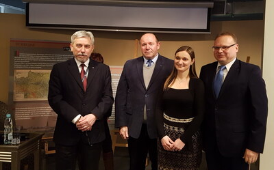 Konsul Leszek Wanat i dr hab. Piotr Kardela, dr Diana Maksimiuk i dr hab. Krzysztof Sychowicz
