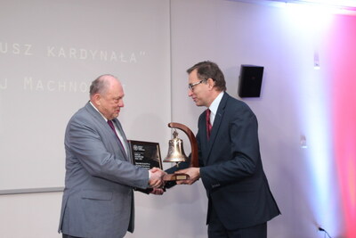 Prezes IPN dr Jarosław Szarek wręcza główną nagrodę Andrzejowi Machnowskiemu, Laureatowi ubiegłorocznej Gali Konkursu