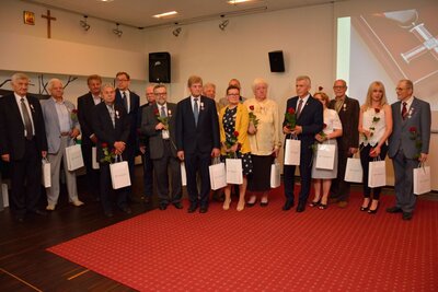 Wspólne zdjęcie odznaczonych z Prezesem IPN dr. Jarosławem Szarkiem