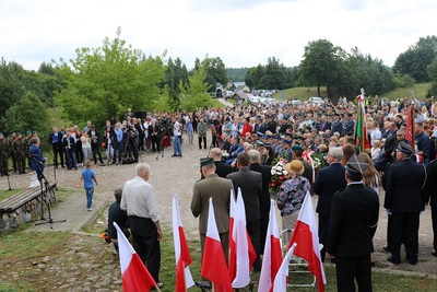 Zgromadzenie uczestników uroczystości pod pomnikiem