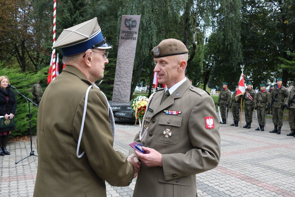 Mjr. Kazimierzowi Czaplo odznaczenie WOT przekazuje ppłk Mieczysław Gurgielewicz