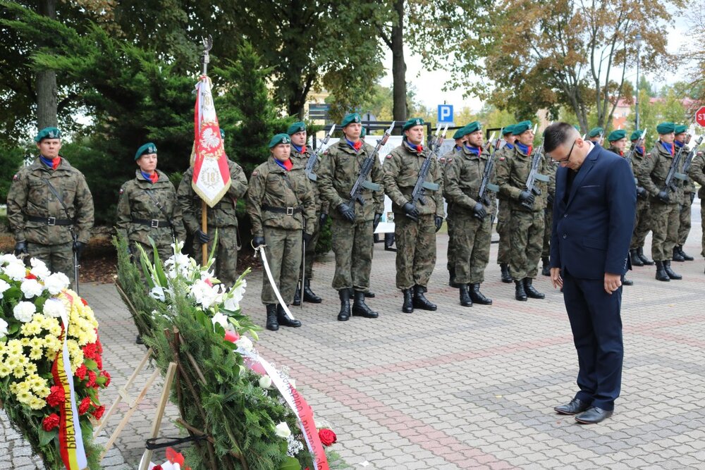 W imieniu Oddziału IPN w Białymstoku kwiaty złożył dr Paweł Warot