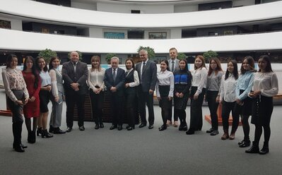 Ambasador S. Chazbijewicz i przedstawiciele IPN wśród kazachskich studentów uczestniczących w otwarciu wystawy