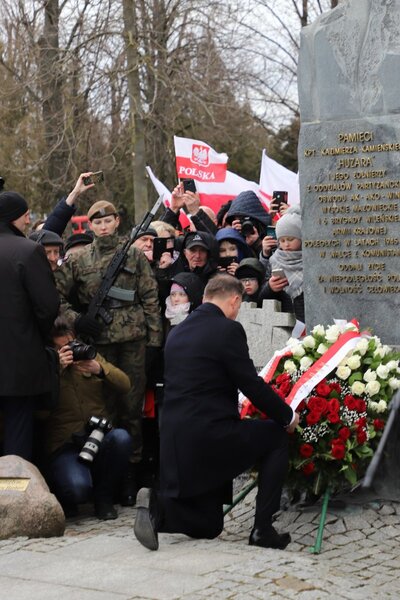 Kwiaty pod pomnikiem kpt. Kazimierza Kamieńskiego ,,Huzara'' i jego żołnierzy składa prezydent Andrzej Duda