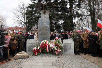 Uczestnicy obchodów zgromadzeni pod pomnikiem kpt. Kazimierza Kamieńskiego ,,Huzara'' i jego żołnierzy w Wysokiem Mazowieckiem
