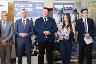 Dr hab. Piotr Kardela oraz dr Paweł Warot dokonali uroczystego otwarcia wystawy „Powstanie Sejneńskie”
