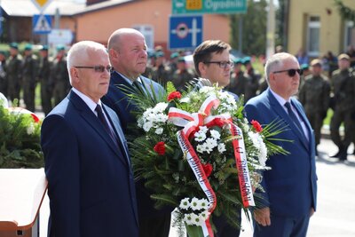 Kwiaty składa delegacja IPN w składzie: Eugeniusz Korneluk, dr hab. Piotr Kardela, dr Paweł Warot, dr Jarosław Schabieński