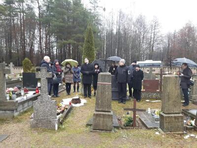 Uczestnicy konferencji odwiedzili cmentarz w Narewce, gdzie modlili się przy grobie Babci Danuty Siedzikówny „Inki”