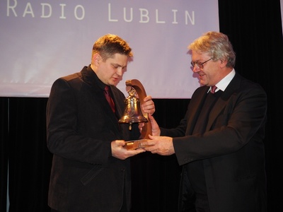 Nagrodę Mariuszowi Kamińskiemu za reportaż radiowy Margita wręczył przewodniczący Jury Jan Ruman
