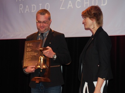 Kamil Hypki odebrał nagrodę z rąk Barbary Bojaryn-Kazberuk, dyrektor Oddziału IPN w Białymstoku