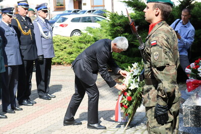 Kwiaty od Wojewody Podlaskiego i przedstawicieli służb mundurowych