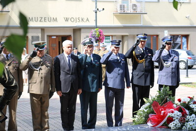 Kwiaty od Wojewody Podlaskiego i przedstawicieli służb mundurowych
