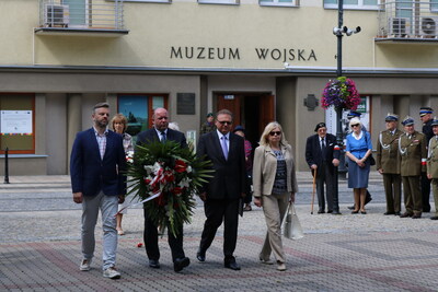 Kwiaty od dyrektora Oddziału IPN w Białymstoku