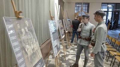 Zwiedzanie sybirackich wystaw przygotowanych przez IPN