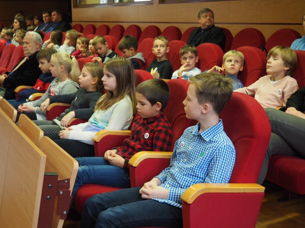 Obradom przysłuchiwała się krótko także grupka uczniów jednej ze szkół podstawowych, których obecność została powitana brawami