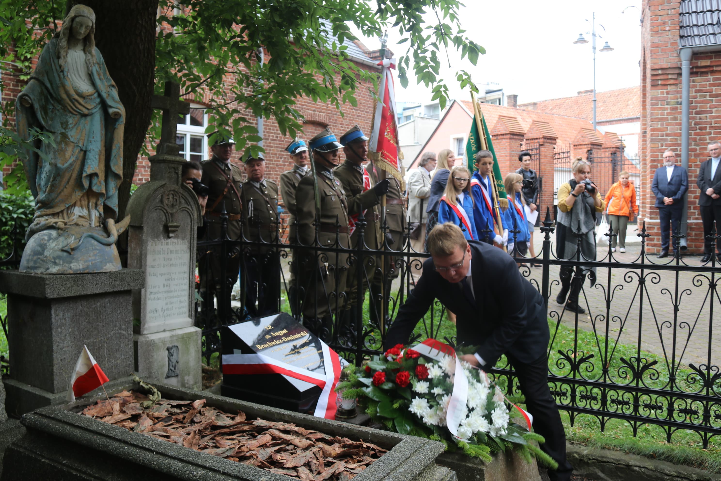 Dyrektor Oddziału IPN w Gdańsku prof. Mirosław Golon złożył kwiaty na grobie płk. Augusta Brochwicz-Donimirskiego.