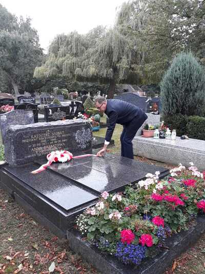 Prezes IPN dr Jarosław Szarek złożył kwiaty pod Pomnikiem Katyńskim oraz na grobie Kazimierza Sabbata, prezydenta RP na uchodźstwie (1986–1989) na Cmentarzu Gunnersbury