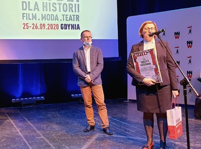Marzena Kruk, dyrektor Archiwum Instytutu Pamięci Narodowej, wręczyła nagrodę główną w konkursie filmowym organizowanym przez IPN „Widziałem wojnę”. Fot. IPN