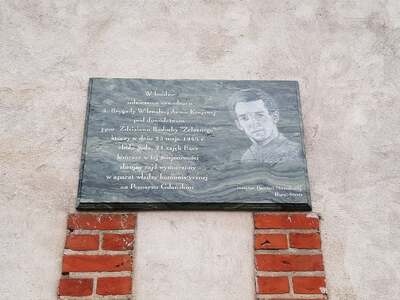 Tablica OBUWiM IPN Gdańsk poświęcona pamięci ppor. Zdzisława Badochy „Żelaznego” i jego szwadronu żołnierzy 5. Wileńskiej Brygady Armii Krajowej w Bączu