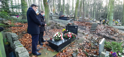 Przedstawiciele IPN złożyli kwiaty na grobach ofiar Grudnia &amp;#039;70 – 16 grudnia 2020. Fot. IPN