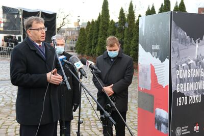 Na Placu Solidarności 16 grudnia prezes IPN w obecności przedstawicieli „Solidarności” oraz licznych mediów, zaprezentował najnowszą szczecińsko-gdańską wystawę „Powstanie Grudniowe 1970 roku”