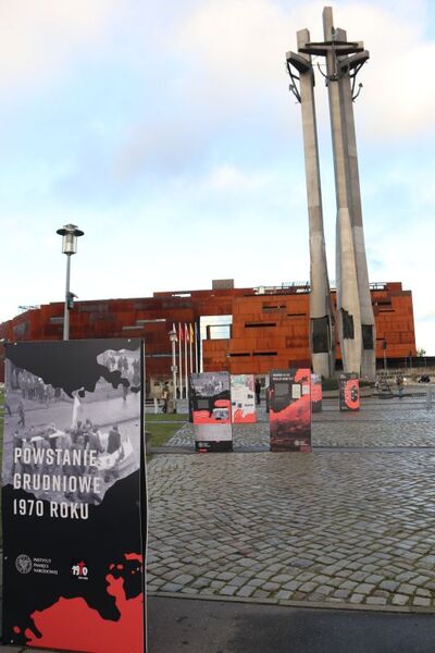 Na Placu Solidarności 16 grudnia prezes IPN w obecności przedstawicieli „Solidarności” oraz licznych mediów, zaprezentował najnowszą szczecińsko-gdańską wystawę „Powstanie Grudniowe 1970 roku”