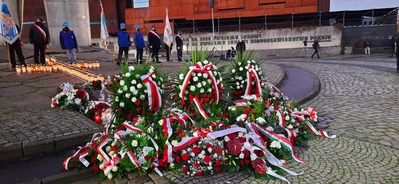 Pod pomnikiem Poległych Stoczniowców przedstawiciele IPN złożyli wieniec, oddając hołd zamordowanym przez komunistyczne władze 50 lat temu