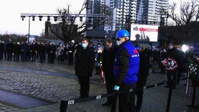 Pod pomnikiem Poległych Stoczniowców przedstawiciele IPN złożyli wieniec, oddając hołd zamordowanym przez komunistyczne władze 50 lat temu