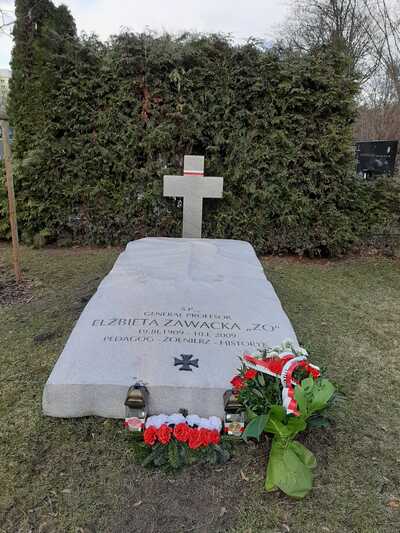 Delegacja IPN Gdańsk na czele z prof. Mirosławem Golonem 19 marca w Toruniu złożyła kwiaty na grobie oraz przy pomniku gen. Elżbiety Zawackiej „Zo”