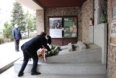 Złożenie kwiatów pod pomnikiem i na grobie ks. Hilarego Jastaka