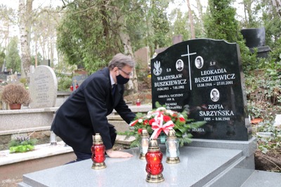 Złożenie kwiatów na odnowionym przez IPN grobie Władysława Buszkiewicza i jego rodziny