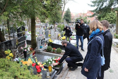 Złożenie kwiatów na odnowionym przez IPN grobie Władysława Buszkiewicza i jego rodziny