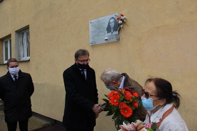 Wręczenie kwiatów Andrzejowi Gwieździe przez prezesa IPN dr Jarosława Szarka