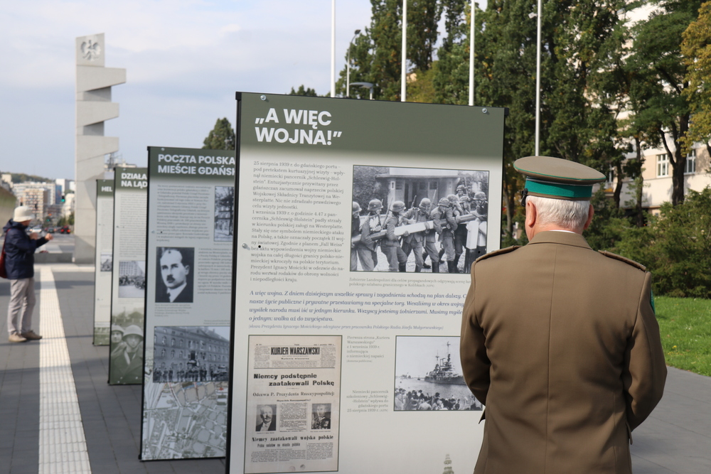 Wernisaż najnowszej wystawy IPN Gdańsk „Zasłużyć na krzyż: albo Virtuti, albo drewniany. Obrona Wybrzeża 1939” – Gdynia, 28 września 2021
