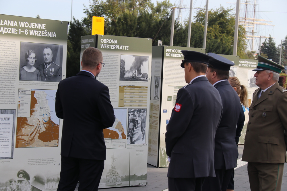 Wernisaż najnowszej wystawy IPN Gdańsk „Zasłużyć na krzyż: albo Virtuti, albo drewniany. Obrona Wybrzeża 1939” – Gdynia, 28 września 2021