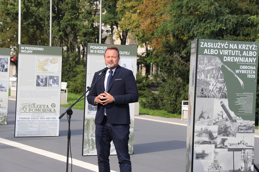 Wernisaż najnowszej wystawy IPN Gdańsk „Zasłużyć na krzyż: albo Virtuti, albo drewniany. Obrona Wybrzeża 1939” – Gdynia, 28 września 2021