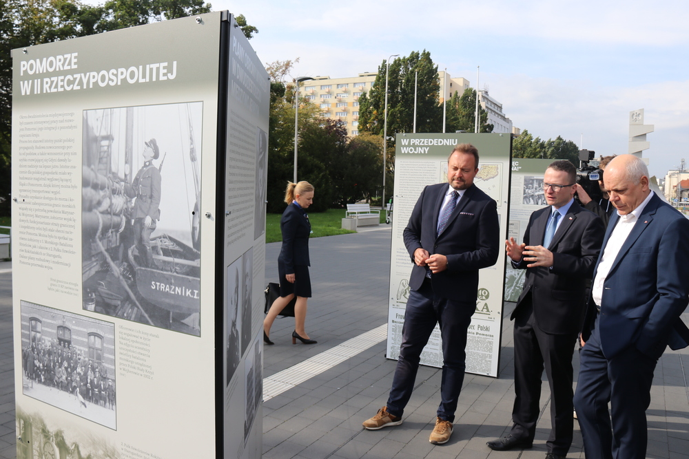 Wernisaż najnowszej wystawy IPN Gdańsk „Zasłużyć na krzyż: albo Virtuti, albo drewniany. Obrona Wybrzeża 1939” – Gdynia, 28 września 2021