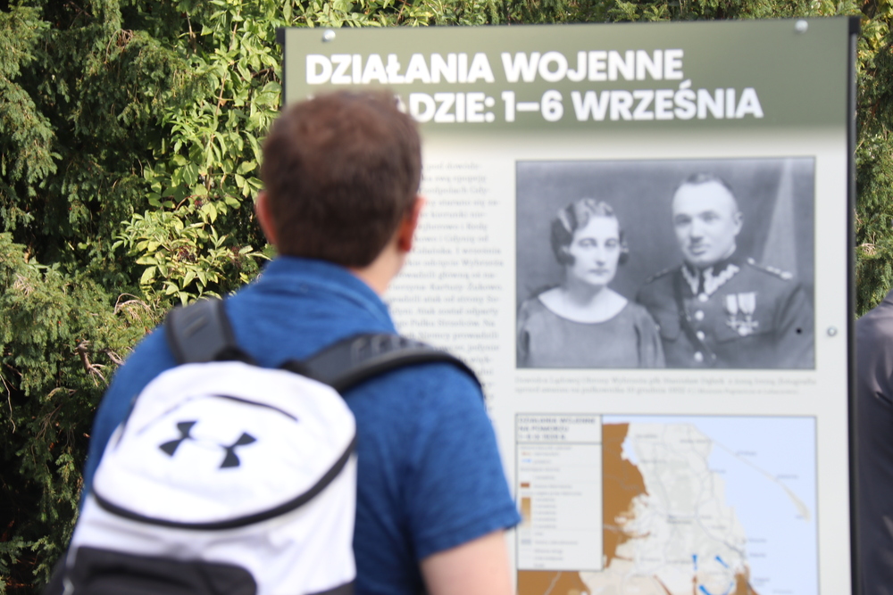 Wernisaż najnowszej wystawy IPN Gdańsk „Zasłużyć na krzyż: albo Virtuti, albo drewniany. Obrona Wybrzeża 1939” – Gdynia, 28 września 2021