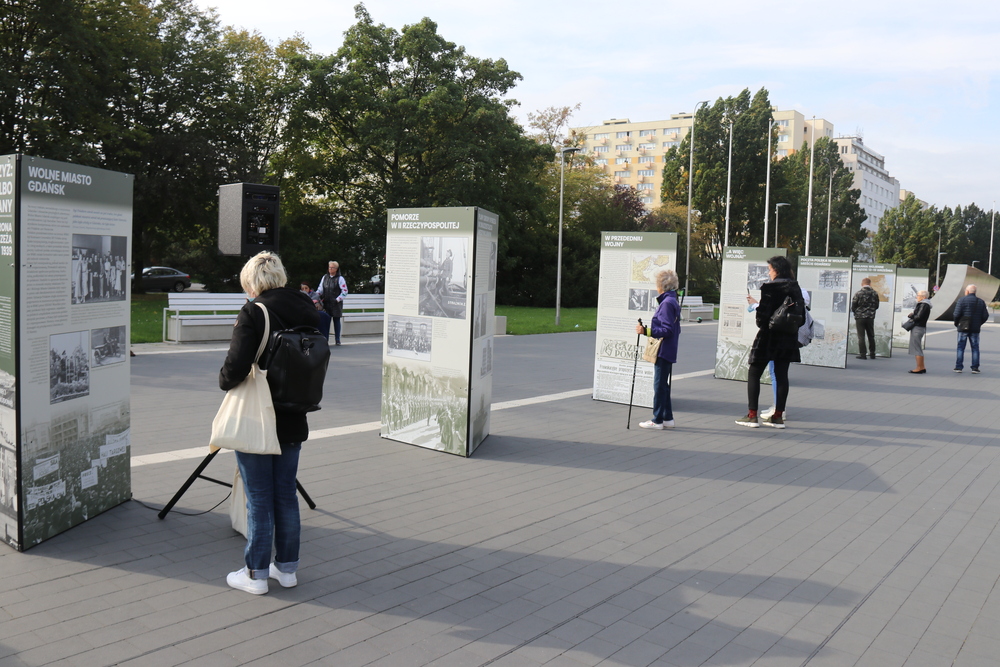 Wernisaż najnowszej wystawy IPN Gdańsk „Zasłużyć na krzyż: albo Virtuti, albo drewniany. Obrona Wybrzeża 1939” – Gdynia, 28 września 2021