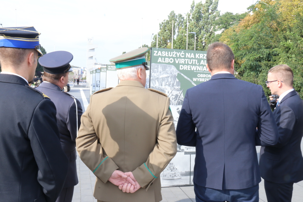 Wernisaż najnowszej wystawy IPN Gdańsk „Zasłużyć na krzyż: albo Virtuti, albo drewniany. Obrona Wybrzeża 1939” – Gdynia, 28 września 2021