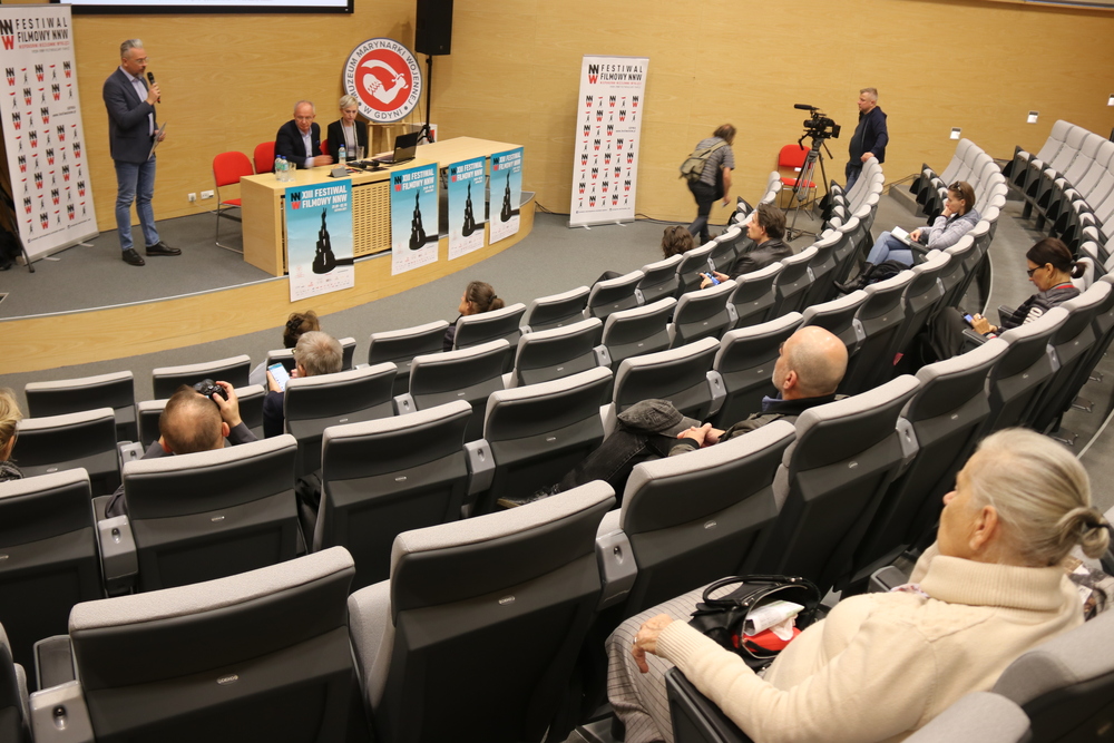 Podczas trzeciego dnia XIII Festiwalu Filmowego NNW 1 października w Gdyni odbyło się Spotkanie „CODIS – narzędzie FBI w badaniach identyfikacyjnych IPN” z udziałem wiceprezesa IPN dr. hab. Krzysztofa Szwagrzyka oraz dr Magdaleny Krajewskiej, naczelnik Wydziału Identyfikacji Biura Poszukiwań i Identyfikacji IPN. Spotkanie poprowadził red. Marcin Wikło